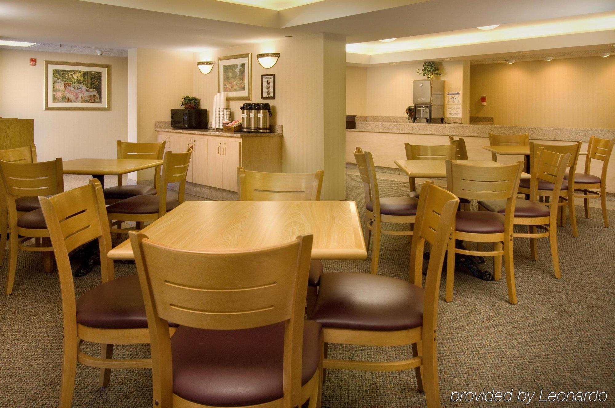 Pear Tree Inn Kansas City Overland Park أوفرلاند بارك المطعم الصورة